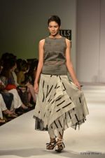Model walk the ramp for Vaishali S Show at Wills Lifestyle India Fashion Week 2012 day 4 on 9th Oct 2012 (49).JPG